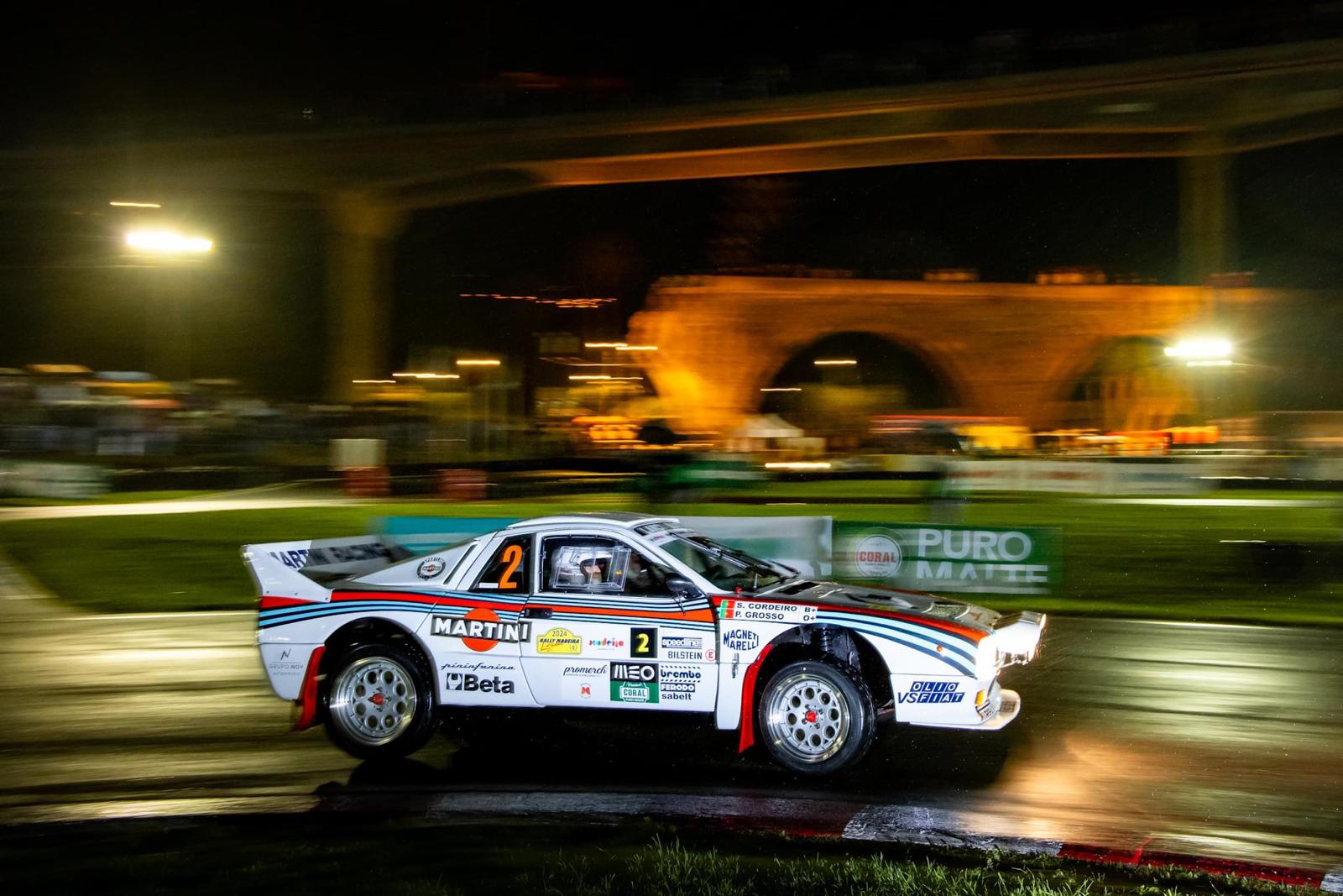 Coche de rally junto al mar