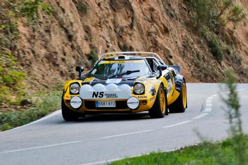 Vehículo histórico en tramo de rally